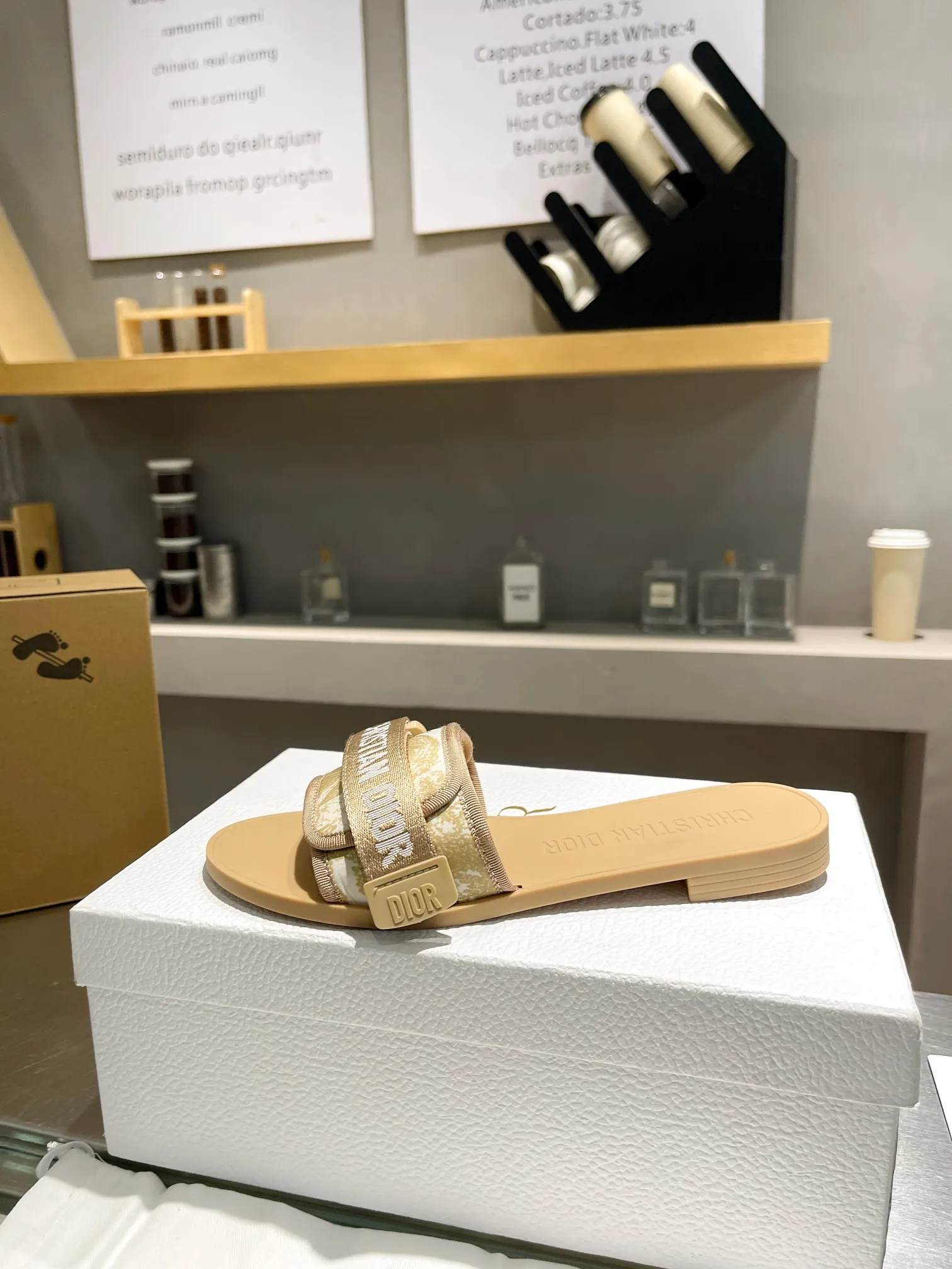 👟👟Ex-factory price 380👟👟 Dior D’s latest series of Velcro buckle sandals and slippers in new colors! Perfect reproduction of the original version, the most popular color matching fabric, super layered ▪️Original molded high-end TPU outsole (not ordinary rubber) ▪️Very comfortable and easy to walk. All upper materials are custom-made from the original ▪️3D electric embroidered three-dimensional cloth surface, very versatile, a must-have for lazy people in summer ▪️Number of yards: 35-41